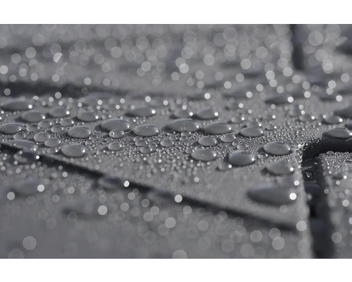 Detailný záber kvapiek vody na dlaždiciach