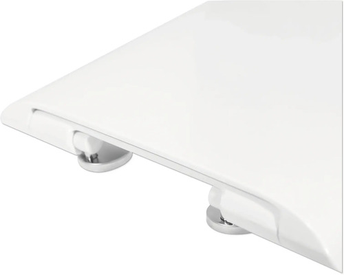 Detailný pohľad na plastové záchodové sedadlo s upevnením.