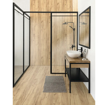 Svetlá kúpeľňa so sprchou, umývadlom, zrkadlom a kúpeľňovým kobercom na drevenej podlahe