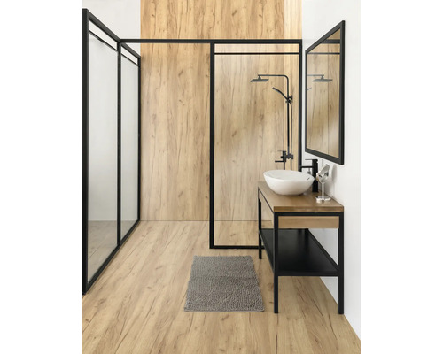 Svetlá kúpeľňa so sprchou, umývadlom, zrkadlom a kúpeľňovým kobercom na drevenej podlahe