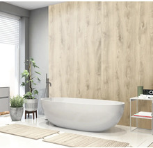 Kúpeľňa s voľne stojacou vaňou, drevenými stenovými panelmi a izbovými rastlinami