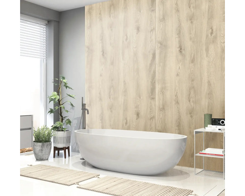 Kúpeľňa s voľne stojacou vaňou, drevenými stenovými panelmi a izbovými rastlinami