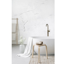 Kúpeľňa s voľne stojacou vaňou, mramorovou stenou a drevenou stoličkou