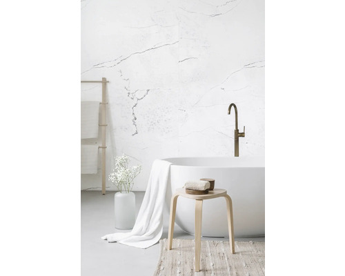 Kúpeľňa s voľne stojacou vaňou, mramorovou stenou a drevenou stoličkou