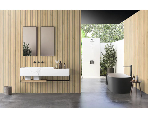 Moderná kúpeľňa s umývadlom, zrkadlami, vaňou a vonkajšou sprchou