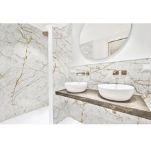 Svetlá kúpeľňa s mramorovými stenami, dve umývadlá a okrúhle zrkadlo