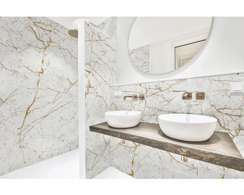 Svetlá kúpeľňa s mramorovými stenami, dve umývadlá a okrúhle zrkadlo