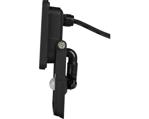 Bočný pohľad na čierny LED reflektor s pohybovým senzorom a káblovým pripojením