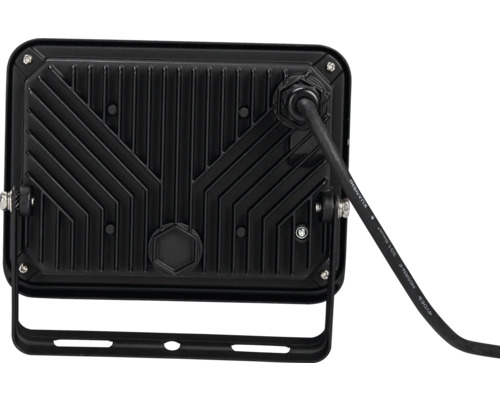 Pohľad zozadu na LED reflektor s chladiacimi rebrami a káblovým pripojením