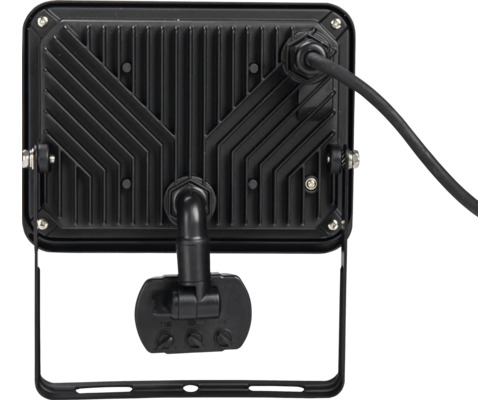 Zadný pohľad na LED reflektor s pohybovým senzorom a chladiacimi rebrami