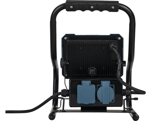 LED stavebný reflektor so zásuvkami na kovovom ráme