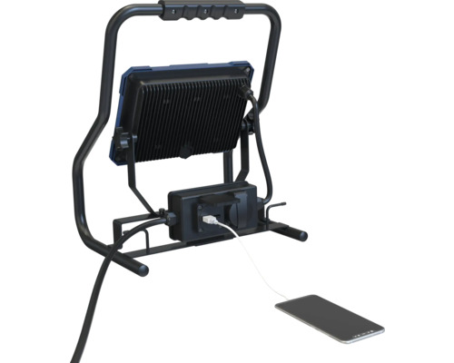 LED stavebný reflektor s napájacou zásuvkou a smartfónom