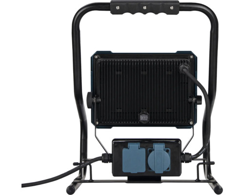 Pohľad zozadu na LED stavebný reflektor so statívom a rozvodkou