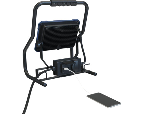 LED stavebný reflektor s elektrickou prípojkou a funkciou nabíjania mobilného telefónu