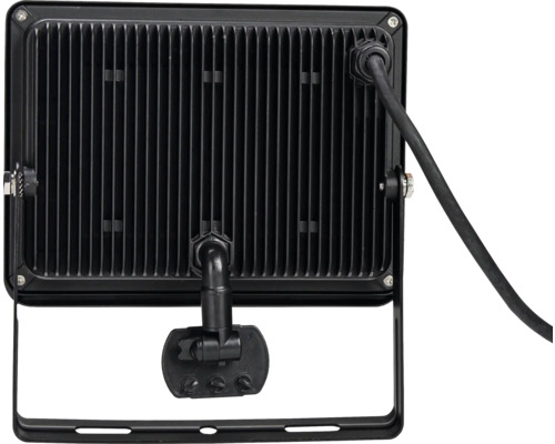 Zadná strana čierneho LED reflektora s chladiacimi rebrami, káblom a montážnou konzolou