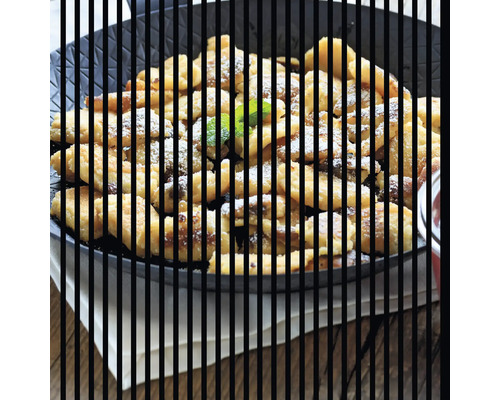Dizajnový akustický panel DIGI05W 1133x19x1195 mm Kaiserschmarrn v čiernej miske, posypaný práškovým cukrom a ozdobený mätou