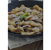 Kaiserschmarrn s práškovým cukrom a mätou v miske