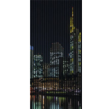 Frankfurtské panorama v noci s odrazmi vo vode