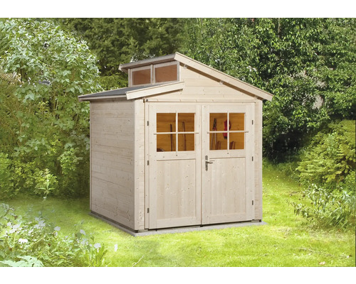 Drevený záhradný domček s dvojkrídlovými dverami a svetlíkom v záhrade