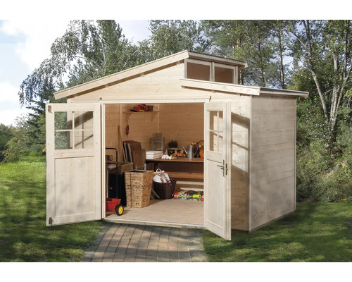 Drevený záhradný domček s otvorenými dvojkrídlovými dverami a oknami