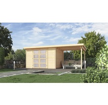 Drevený záhradný domček s krytou terasou v záhrade.