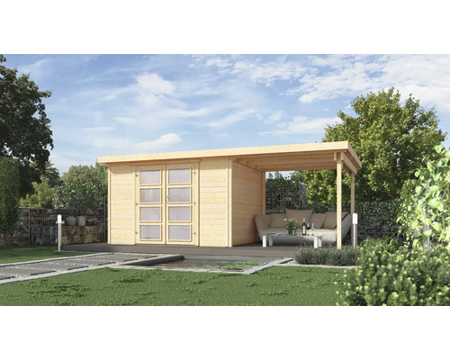 Drevený záhradný domček s krytou terasou v záhrade.