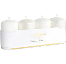 Štyri biele stĺpové sviečky v balení s logom spoločnosti Artman Candles