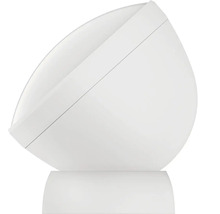 Biela stolná lampa s moderným dizajnom