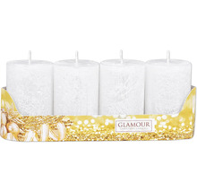 Štyri biele stĺpové sviečky v zlatom balení na Vianoce.