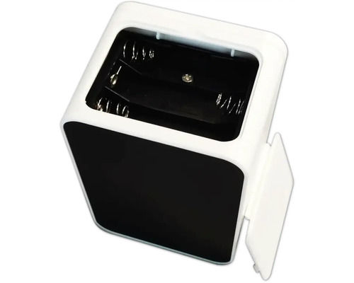 Digitálny kockový budík s otvoreným priestorom pre batérie