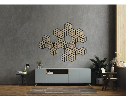 Obývacia izba s nízkou komodou a geometrickou drevenou dekoráciou na stene