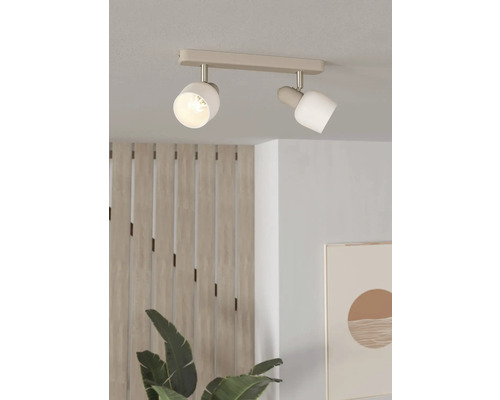 Stropné svietidlo s dvoma bodovými svetlami v obývacej izbe