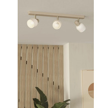 Stropná lišta s tromi bodovými svetlami v obývacej izbe