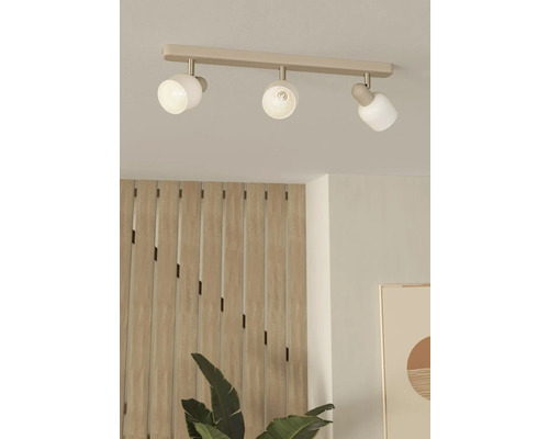 Stropná lišta s tromi bodovými svetlami v obývacej izbe