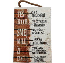 Dekoratívna drevená tabuľa so slovenskými výrokmi a šnúrkou na zavesenie.