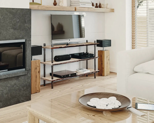 Obývacia izba s televízorom, reproduktormi a konferenčným stolíkom