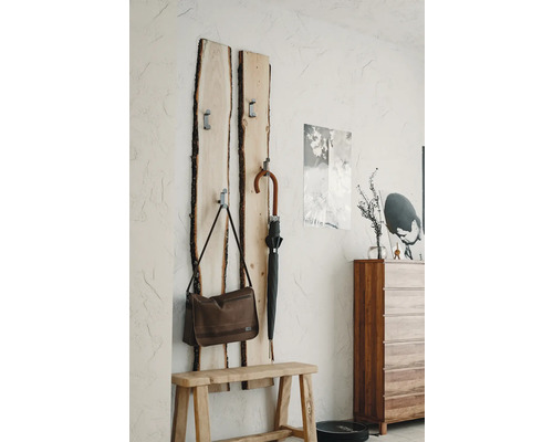 Chodba s dreveným vešiakom, lavicou, dáždnikom a taškou