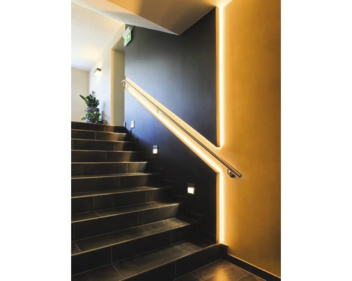 Schodisko so schodmi, držadlom a nástenným osvetlením