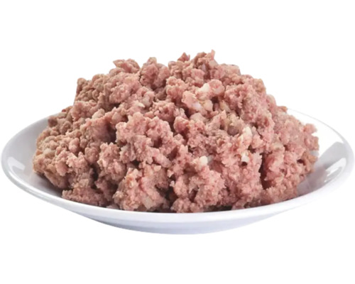 Hromada mokrého krmiva pre domáce zvieratá na tanieri
