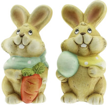 Dve figúrky zajačikov s mrkvou a veľkonočným vajíčkom ako dekorácia