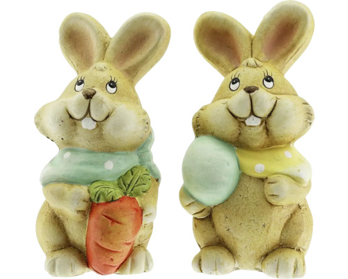 Dve figúrky zajačikov s mrkvou a veľkonočným vajíčkom ako dekorácia