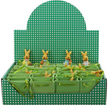 Dekoratívne figúrky veľkonočných zajačikov v zelených kockovaných darčekových taškách s displejom