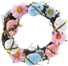 Dekoratívny veľkonočný veniec s vajíčkami a kvetmi na Veľkú noc.