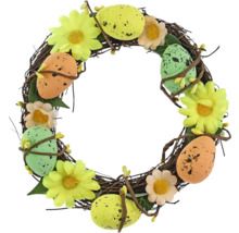 Dekoratívny veľkonočný veniec s vajíčkami a kvetmi na veľkonočnú výzdobu