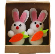 Dve figúrky veľkonočných zajačikov s mrkvami v krabici