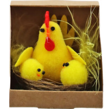 Dekoratívna veľkonočná dekorácia so sliepkou a kuriatkami v hniezde v krabici