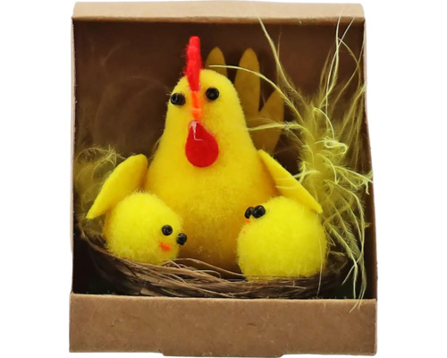 Dekoratívna veľkonočná dekorácia so sliepkou a kuriatkami v hniezde v krabici