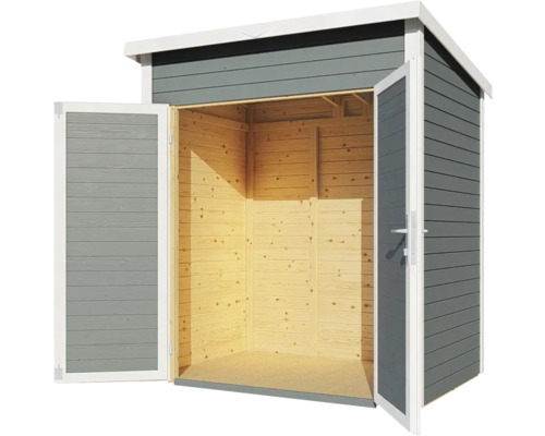 Otvorený sivý drevený záhradný prístrešok na uskladnenie záhradného náradia