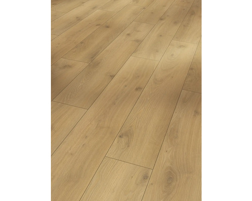 Položená laminátová podlaha s drevenou štruktúrou.