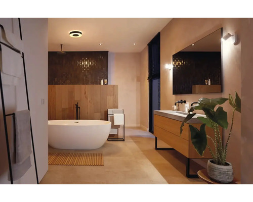 Kúpeľňa s vaňou, umývadlom, zrkadlom a držiakom na uteráky